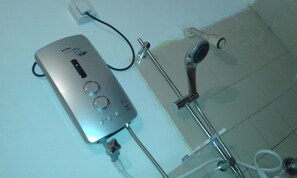 Dusche, kostenlose Toilettenartikel, Haartrockner, Handtücher