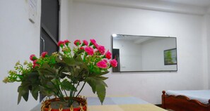 Schreibtisch, Bügeleisen/Bügelbrett, kostenloses WLAN, Bettwäsche