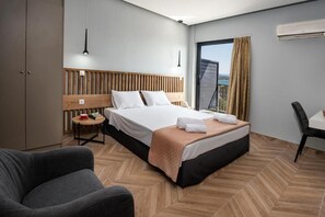 Escritorio, tabla de planchar con plancha, wifi gratis y ropa de cama