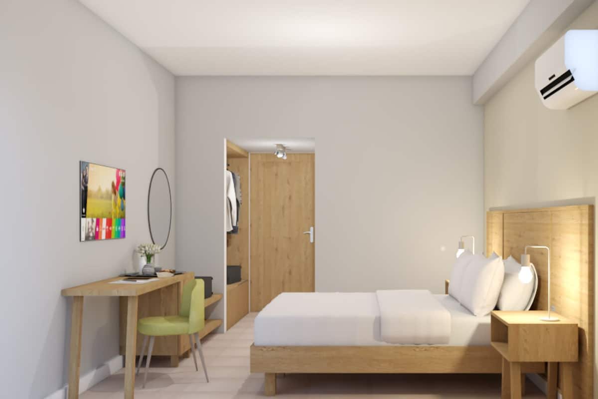 Escritorio, tabla de planchar con plancha, wifi gratis y ropa de cama