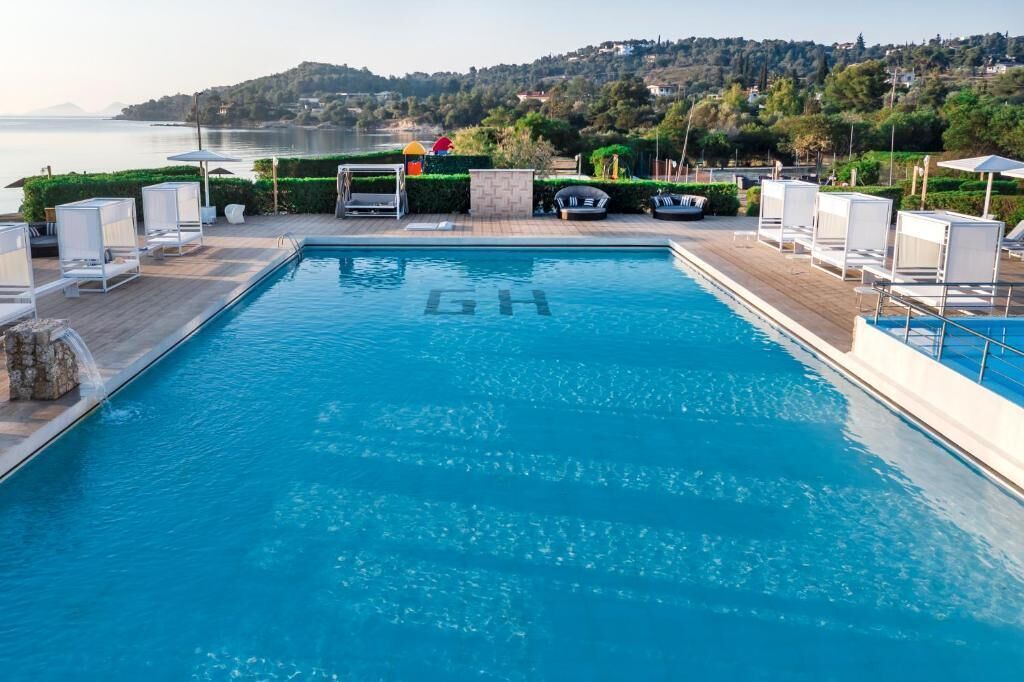 Kolam renang outdoor, dengan payung kolam renang dan kursi berjemur