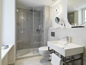 Quarto empresarial | Banheiro | Chuveiro, secador de cabelo, toalhas de banho 