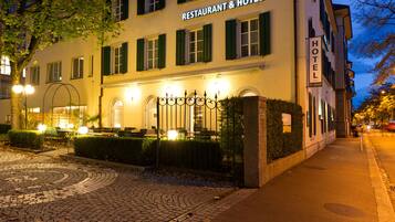 Fassade der Unterkunft – Abend/Nacht