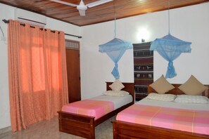 Desk, soundproofing, free WiFi - Crystal Lake Resort (Kandy)