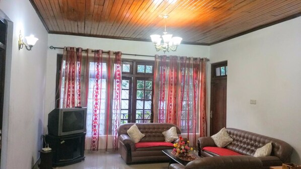 Interior detail - Crystal Lake Resort (Kandy)