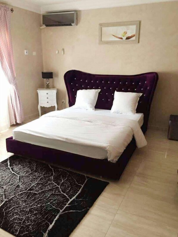 Ropa de cama de alta calidad, escritorio y wifi gratis