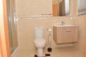 Ducha, artículos de tocador gratuitos, toallas