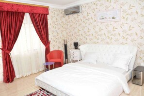 Ropa de cama de alta calidad, escritorio y wifi gratis