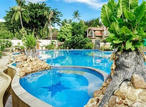 Una piscina al aire libre