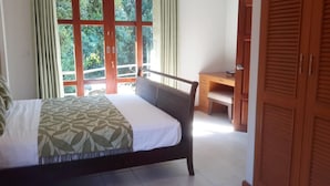 A bedroom with a bed, a desk, and a wardrobe. - 3-Bedroom Villa TG11 on Beachfront Resort SDV280-By Samui Dream Villas (Koh Samui)