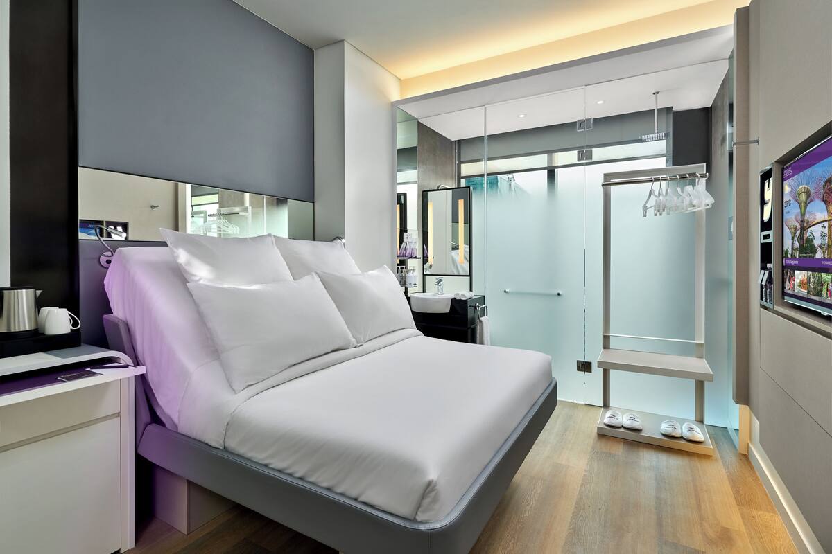 Premium Room, 1 Queen Bed | Premium bedding, in-room safe, blackout curtains, soundproofing