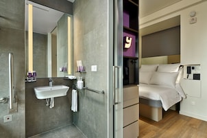 Premium Room, 1 Queen Bed, Accessible (Plus)
