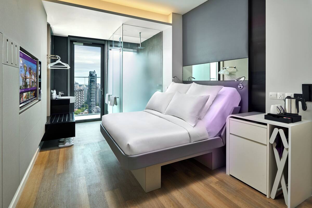 Room, 1 Queen Bed (First Class) | Premium bedding, in-room safe, blackout curtains, soundproofing