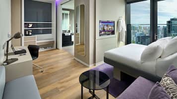 Kamer, 1 kingsize bed met slaapbank (First with Deck) | Luxe beddengoed, een kluis op de kamer, verduisterende gordijnen