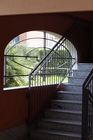 A staircase with a metal railing leading to a landing. - LVG Hotel Collection – Casalbergo (Castelletto Sopra Ticino)