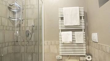 Ein Badezimmer mit Duschkabine, Toilette und Waschbecken.