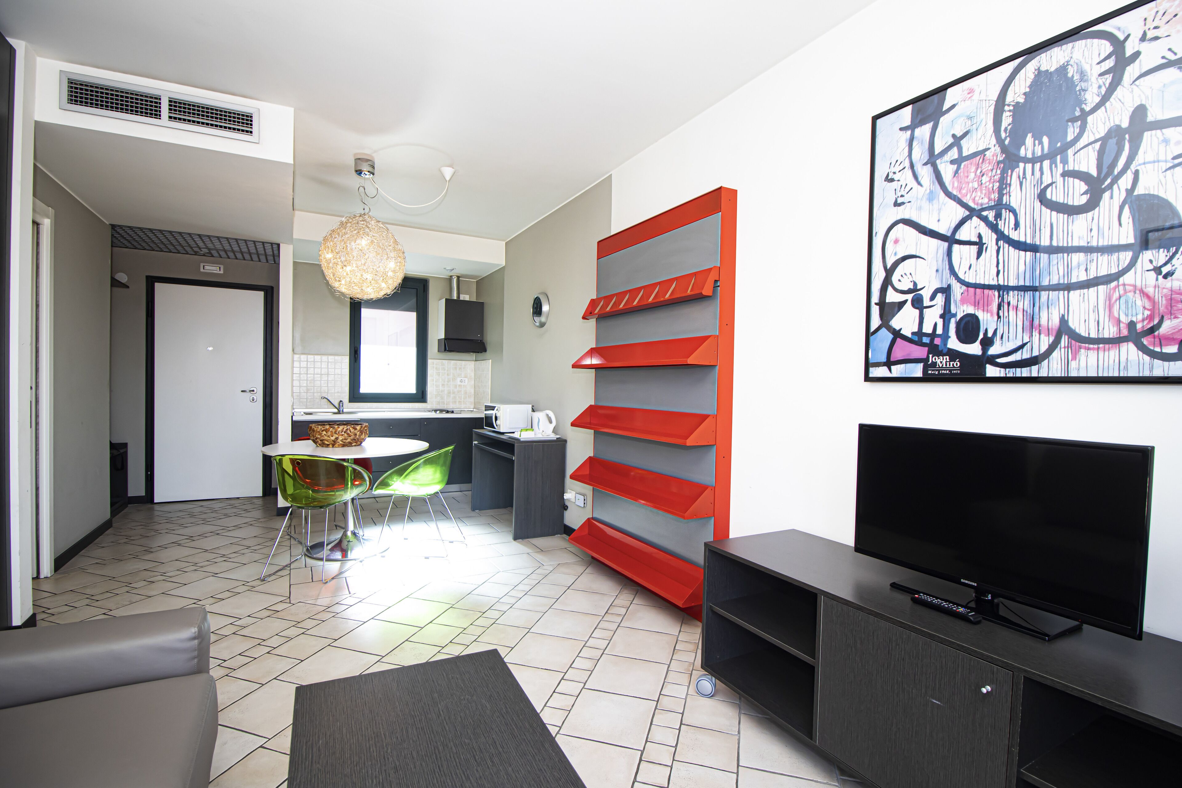 Departamento superior | Cocina privada | Refrigerador, microondas, parrilla de estufa y cafetera y tetera 