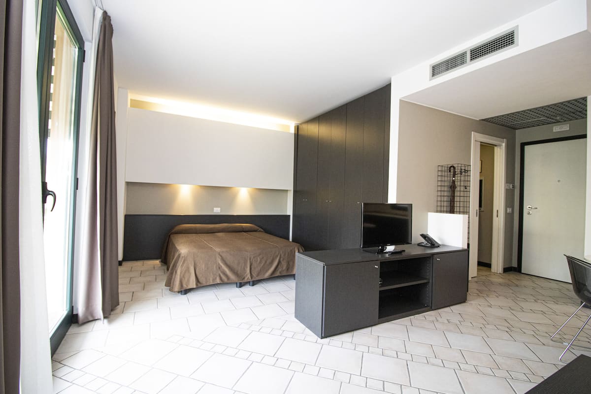 Superior Studio | Egyptian cotton sheets, premium bedding, in-room safe, desk