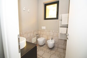 A small bathroom with a toilet, bidet, and sink. - LVG Hotel Collection – Casalbergo (Castelletto Sopra Ticino)