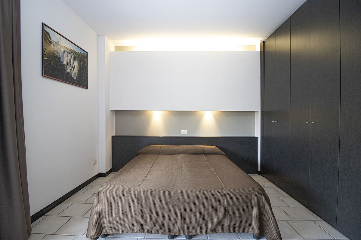 Egyptian cotton sheets, premium bedding, in-room safe, desk