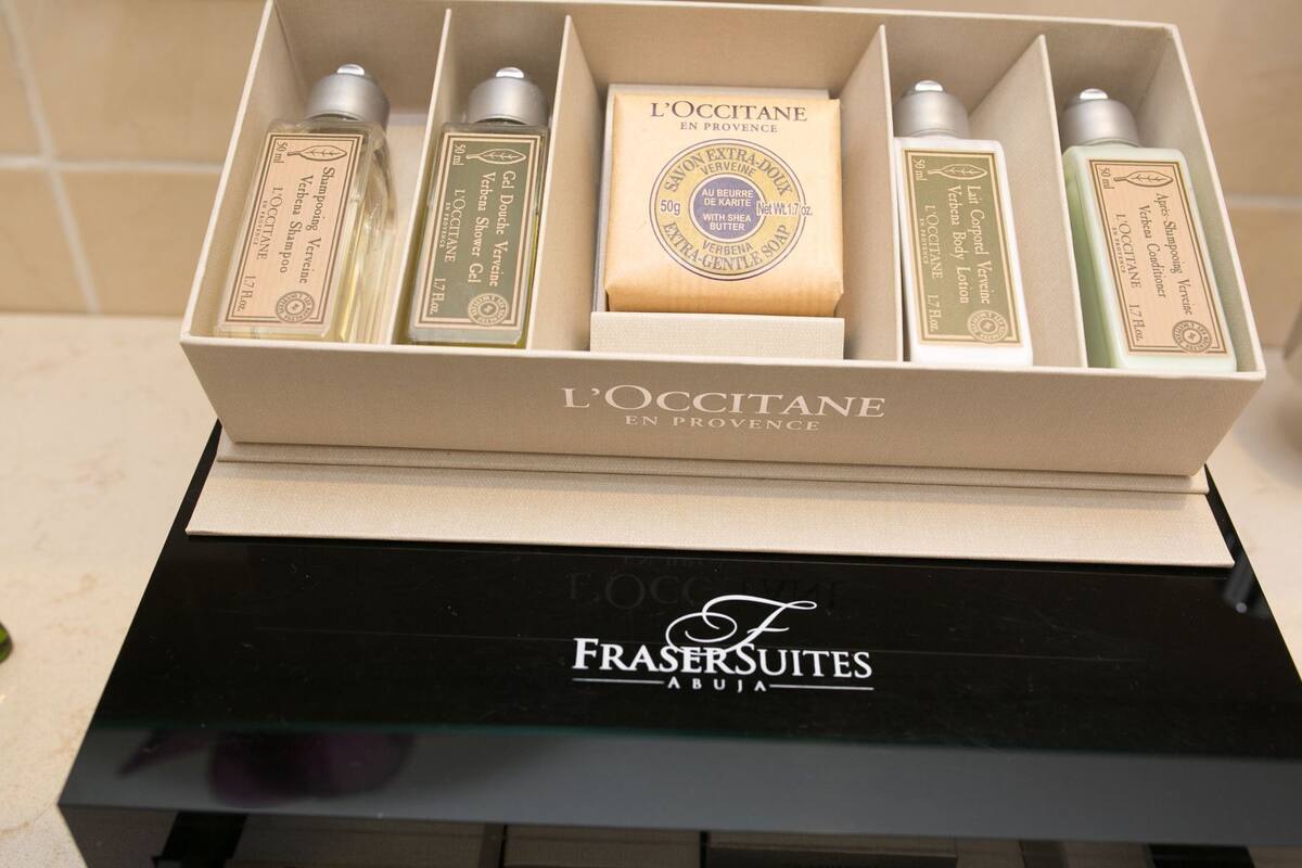 Une boîte L'OCCITANE contenant divers produits, notamment un gel douche, une lotion pour le corps et un après-shampoing.