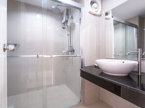 Ducha, artículos de tocador gratuitos, toallas
