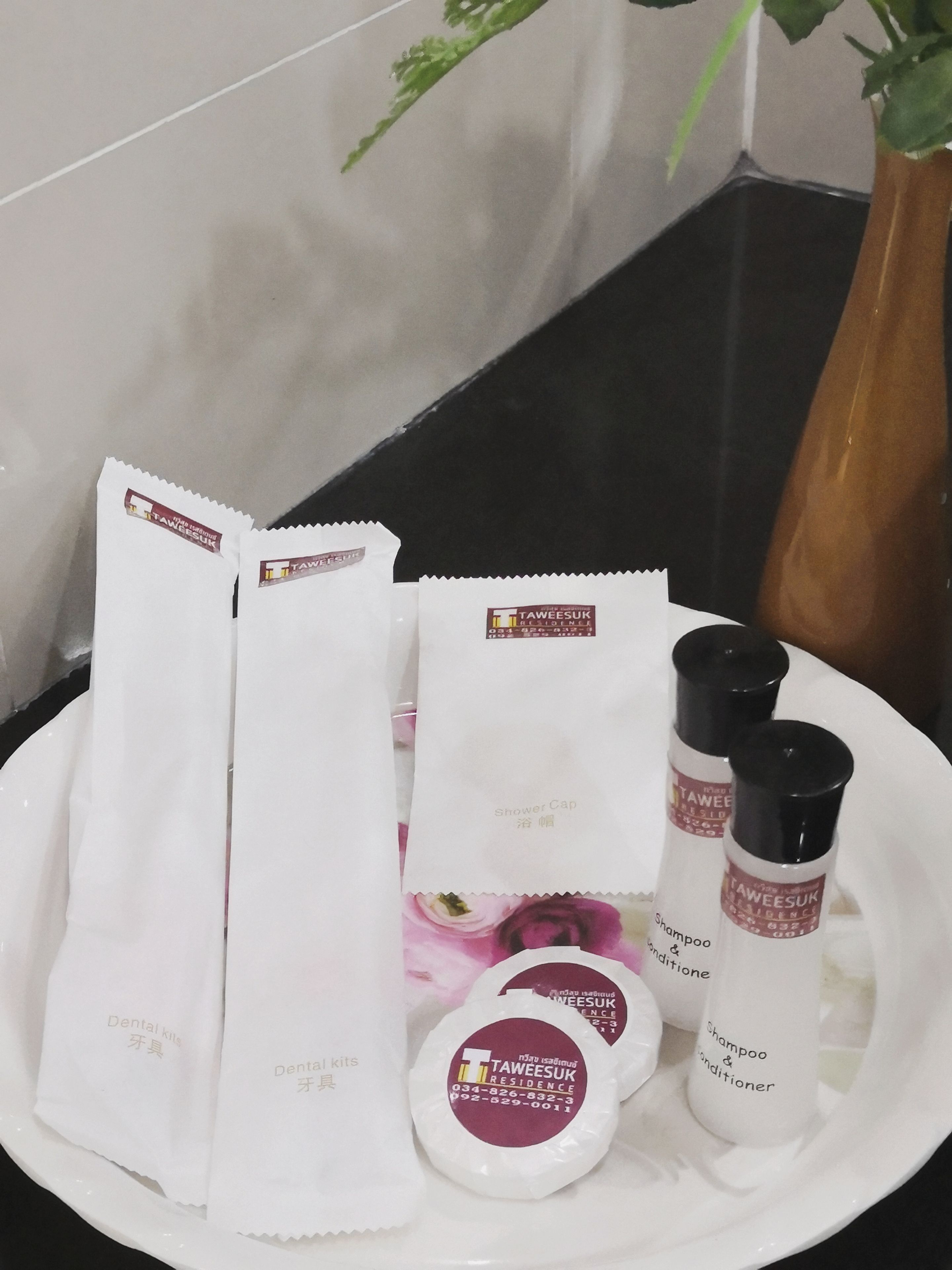 shower, free toiletries, towels