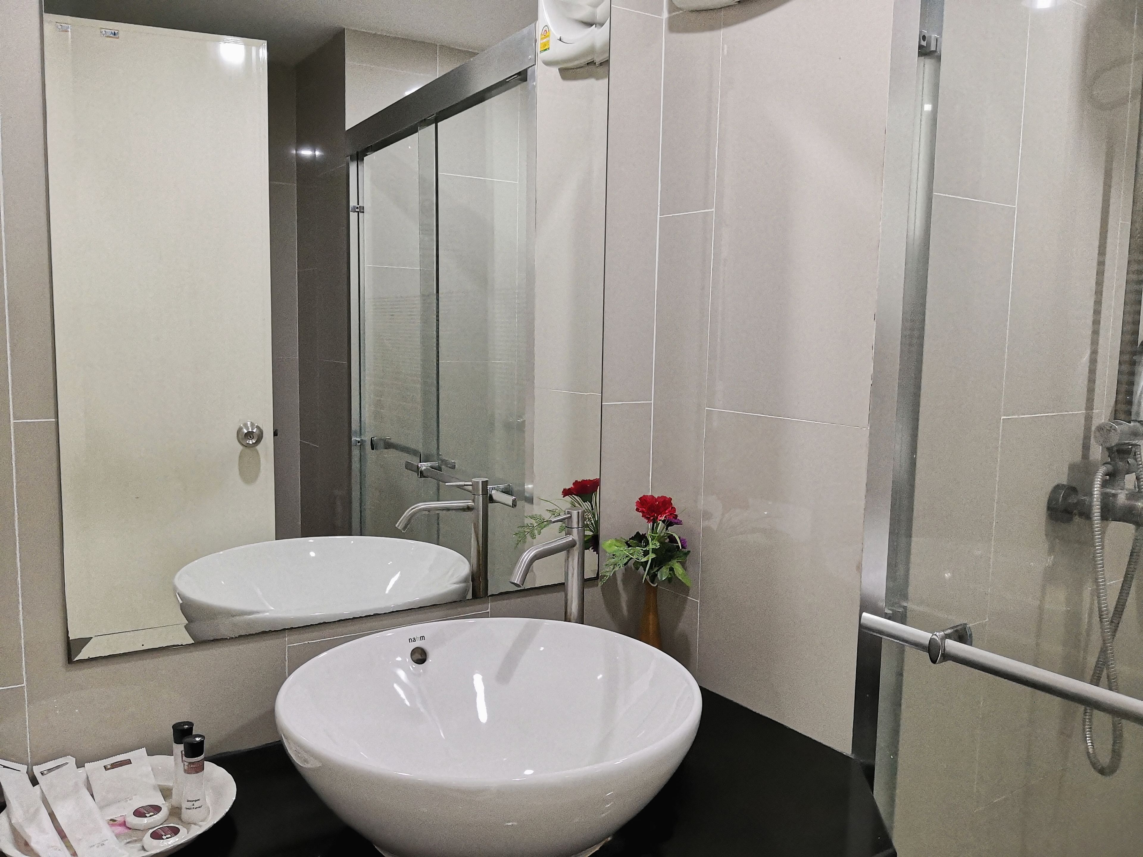 shower, free toiletries, towels