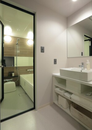 Separate tub and shower, deep soaking tub, free toiletries, hair dryer - Kisarazu Washington Hotel (Kisarazu)