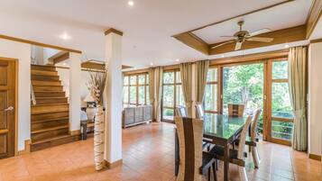 3-Bedroom Villa, Access to Shared Pool | In-room dining