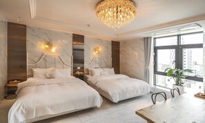 Signature Familie Suite Double Two bed BF PKG | ตู้นิรภัยในห้องพัก, ห้องพักตกแต่งอย่างมีเอกลักษณ์, ตกแต่งพิเศษโดยเฉพาะ