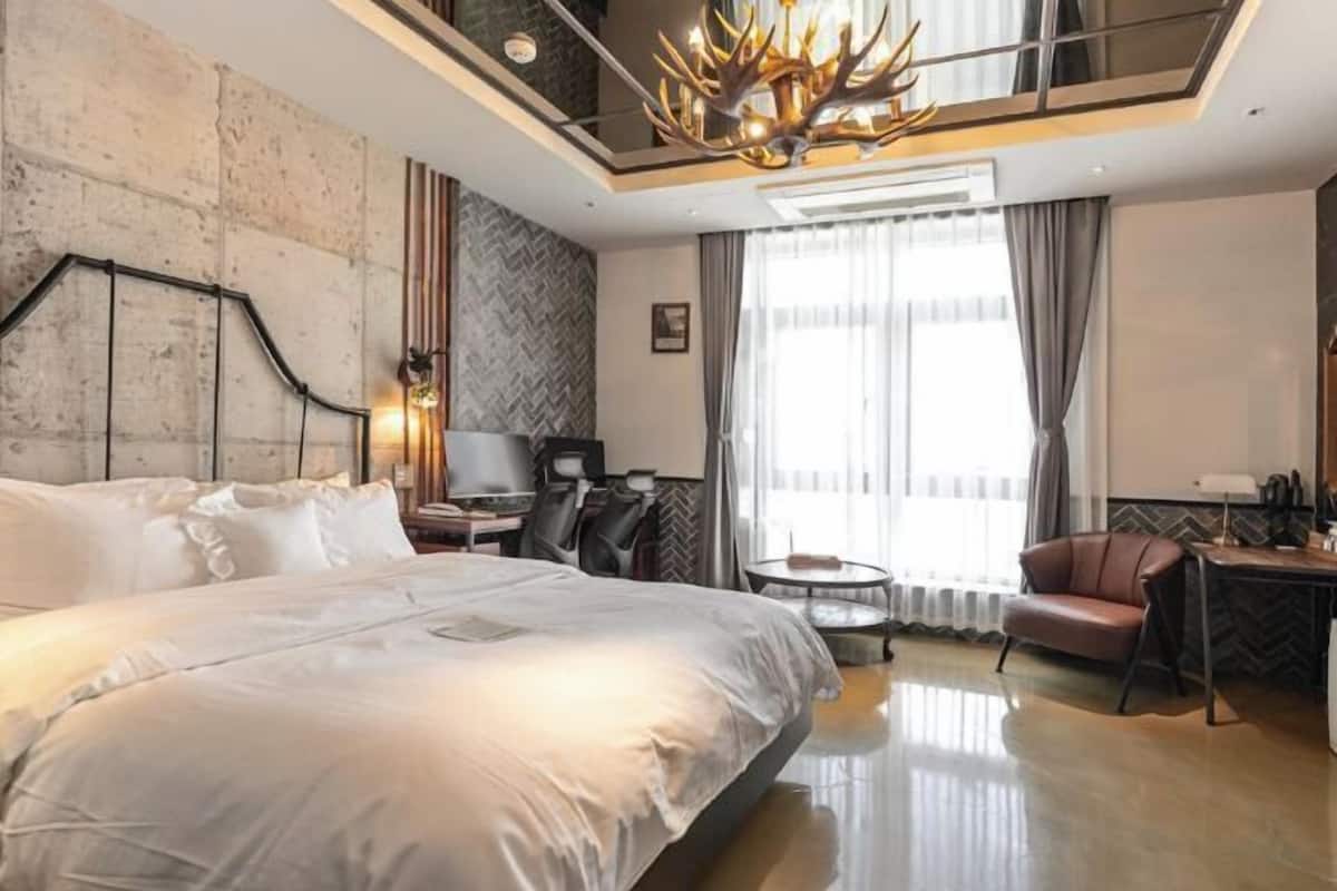 1 slaapkamer, een kluis op de kamer, individueel gedecoreerd