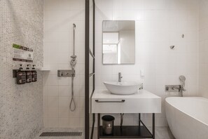 Separate bathtub and shower, hair dryer, slippers, bidet