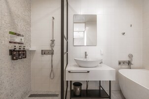 Bañera y ducha independientes, secador de pelo, pantuflas, bidet