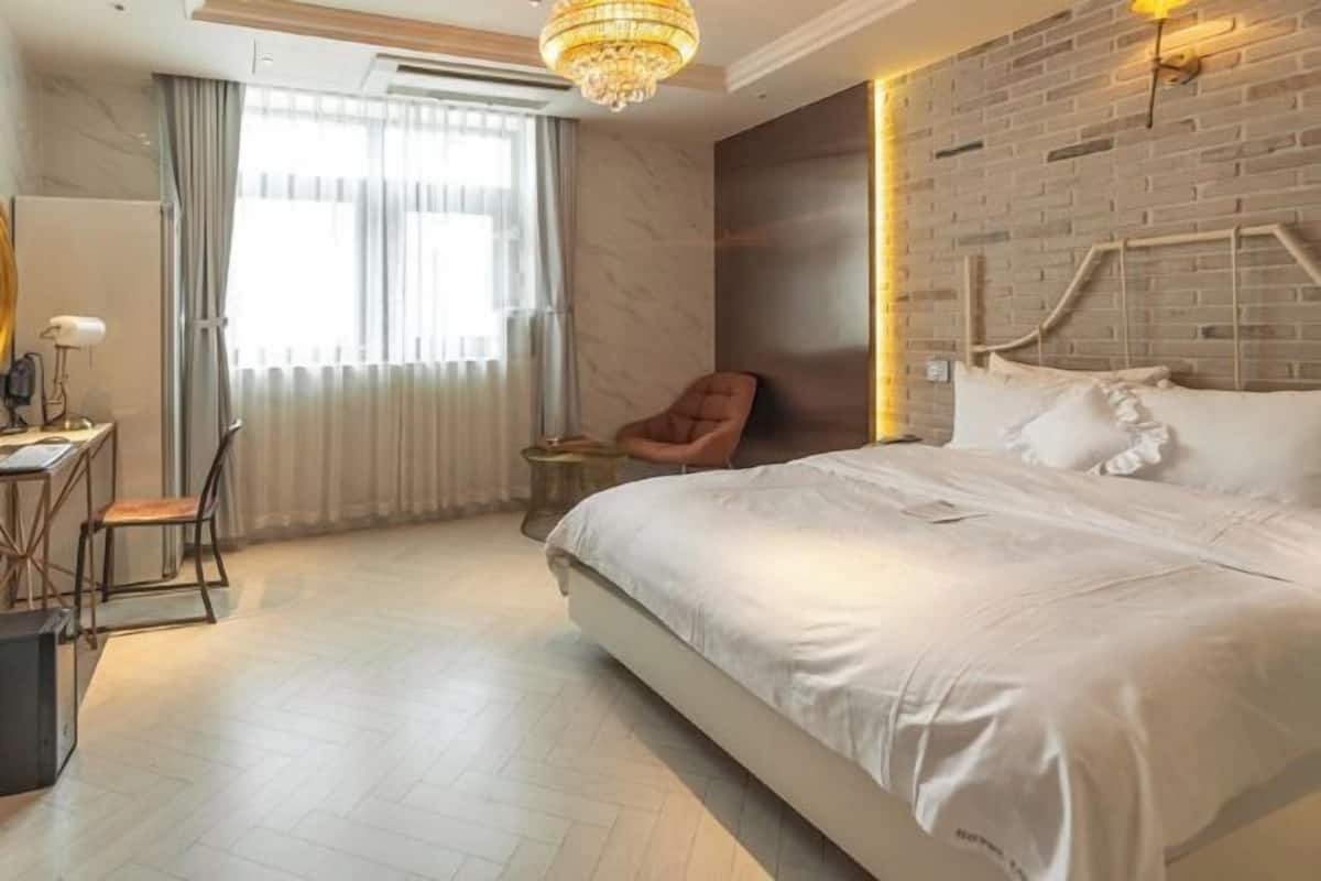1 bedroom, in-room safe, individually decorated, individually furnished