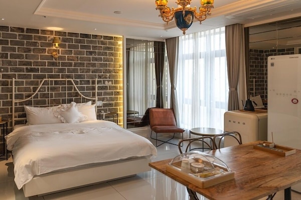 Caja de seguridad en la habitación y decoración personalizada