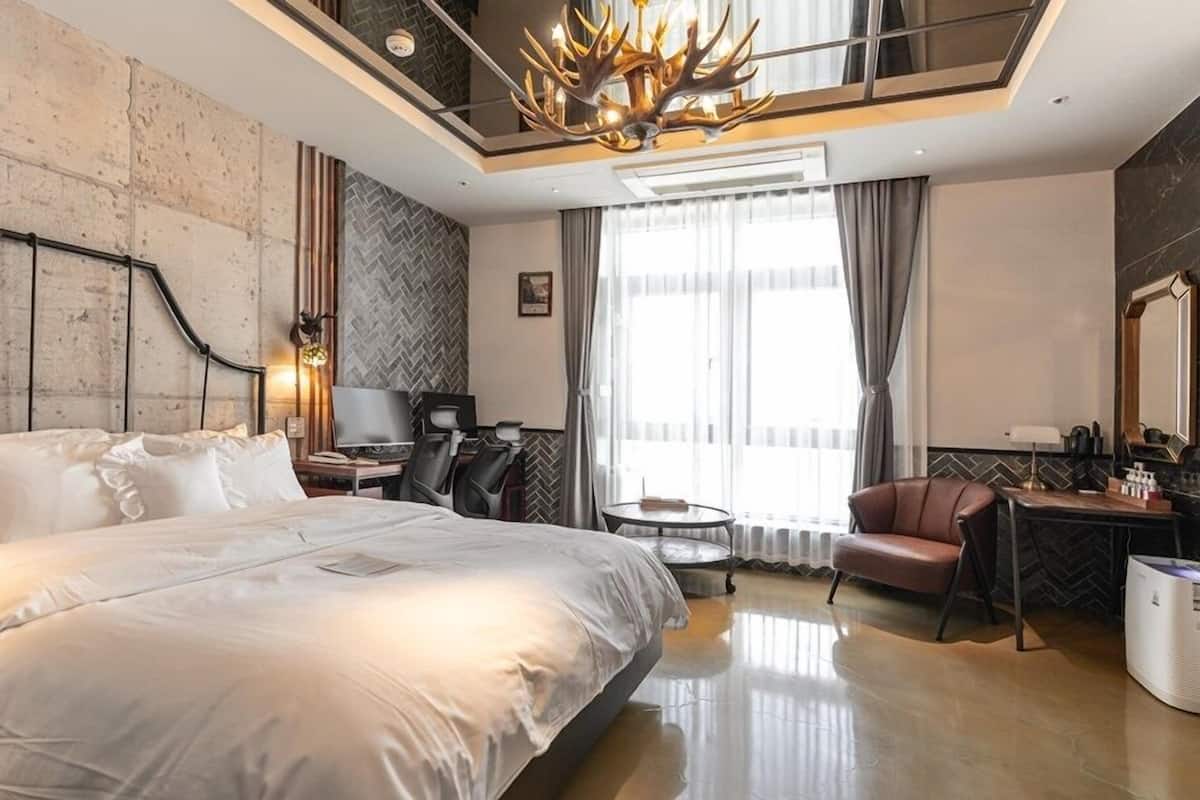 1 slaapkamer, een kluis op de kamer, individueel gedecoreerd