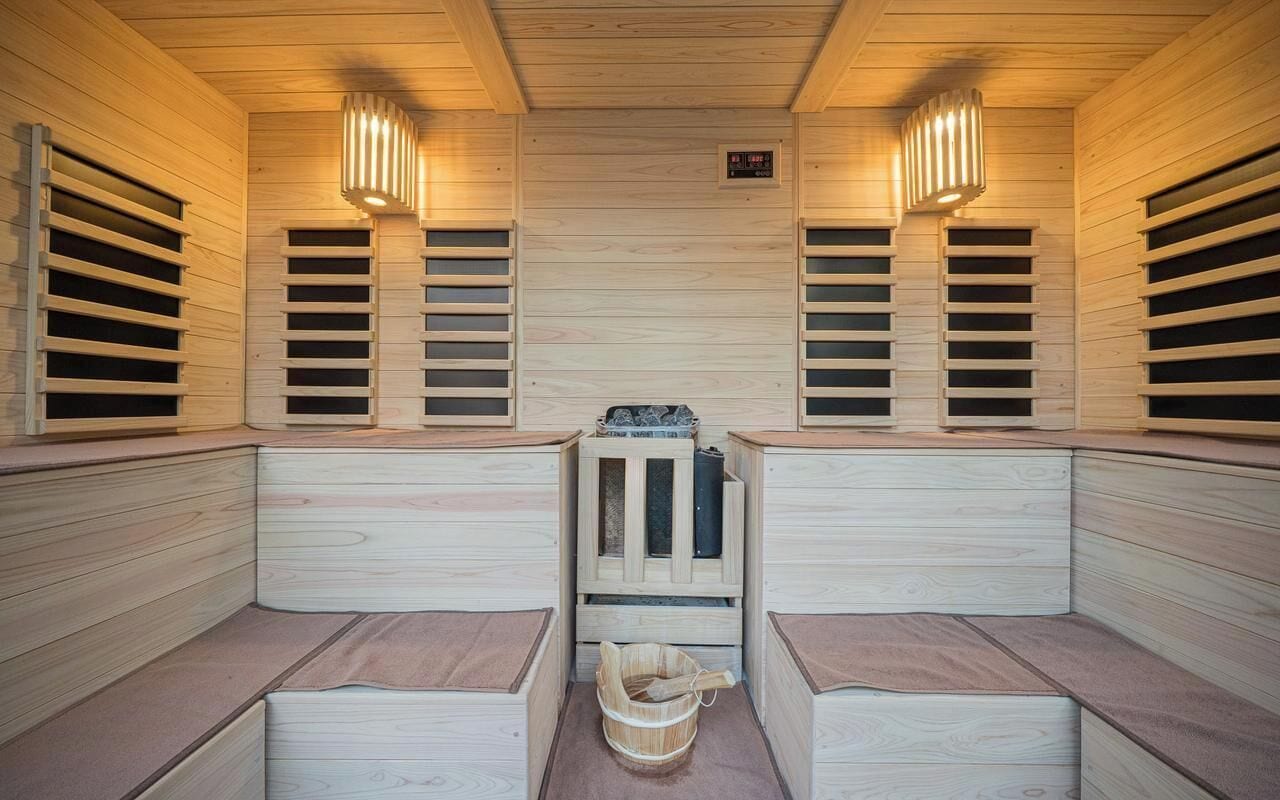Una sauna con panche in legno e un sistema di riscaldamento centrale.