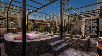 Odada kasa, ayrı ayrı dekore edilmiş, ayrı ayrı döşenmiş, masa 