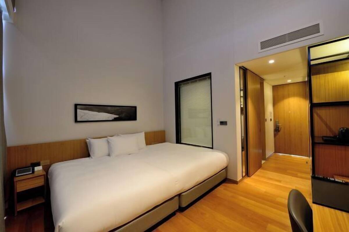 Premium bedding, free minibar items, in-room safe, desk