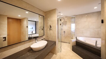 Bañera y ducha independientes, artículos de tocador gratuitos