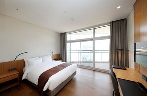 Dobbeltrom – deluxe | Sengetøy av topp kvalitet, minibarvarer (inkludert) og safe på rommet