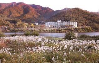 Un hotel de diseño moderno, situado cerca de un lago rodeado de montañas.