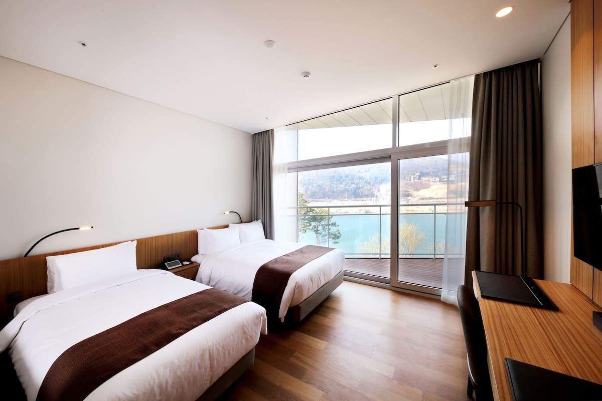Deluxe Twin Room | Premium bedding, free minibar items, in-room safe, desk