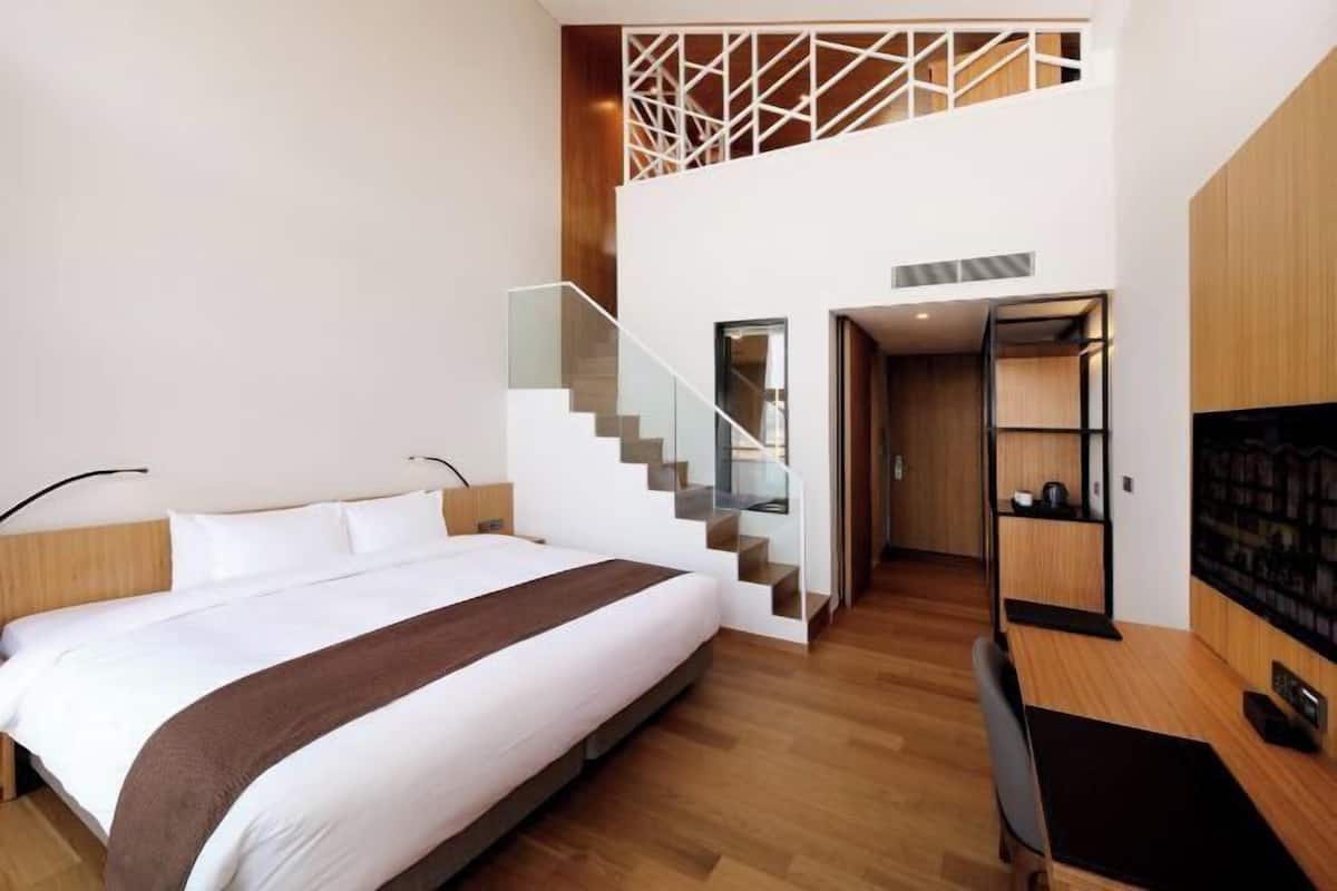 Premium bedding, free minibar items, in-room safe, desk