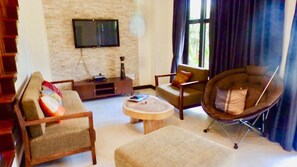 3-Bedroom Villa, Access to Shared Pool | Sala de estar | Televisión LCD 