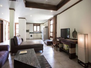 3-Bedroom Villa, Access to Shared Pool | 起居区 | 液晶电视