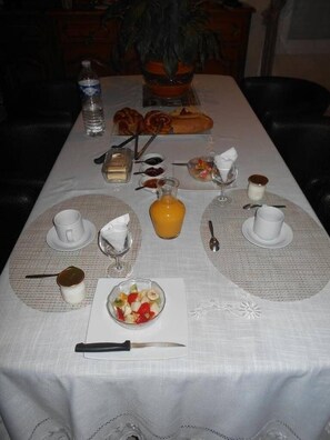 Daily continental breakfast for a fee - Bienvenue à la Campagne (Villers-sur-Port)