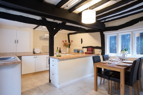Cottage, 4 Bedrooms | Private kitchen