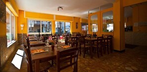 Breakfast, lunch and dinner served - Hotel Rosengarden (Pietra Ligure)